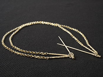 Statinėliniai smeigtukai, sujungti dviguba grandinėle su skirstikliais iš Marvelės, IIa. 